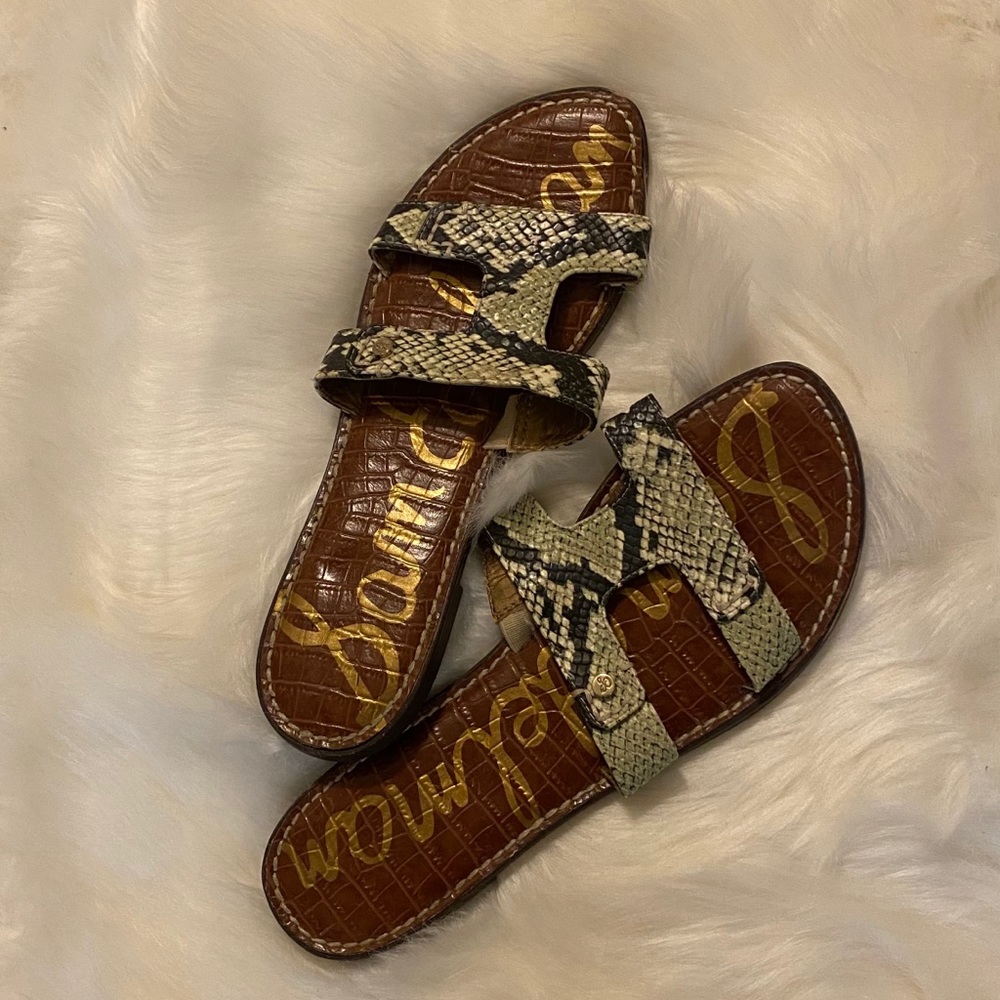 Flat sandal with crocodile look